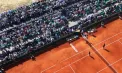 Peste o mie de persoane, inclusiv ministrul Educației, interpreți și dirijori, au urmărit meciul demonstrativ dintre Simona Halep și Juan Martín del Potro la noul Centru Național al Tenisului - VIDEO