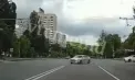 O persoană, la un pas de a fi lovită de o mașină pe o trecere de pietoni din capitală: șoferul a fost sancționat de poliție - VIDEO