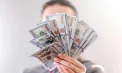 A încercat să iasă din Republica Moldova cu 35 de mii de dolari fără a-i declara. O ucraineancă - amendată. Ce sumă va achita statului
