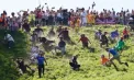 Competiție extremă în Marea Britanie: Participanți din toată lumea au alergat după o roată de brânză - VIDEO