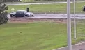 Un drum închis ignorat și o decizie costisitoare: un șofer din Wisconsin și-a blocat camioneta în beton proaspăt turnat după ce a mutat o barieră de avertizare - VIDEO