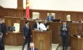 Scandal în plenul Parlamentului: Ion Ceban a dat buzna în timpul ședinței și a încercat să susțină un discurs de la tribună. Momentul când este scos cu forța de agenții SPPS - VIDEO