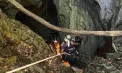 Misiune spectaculoasă de salvare în conditii extreme într-o peșteră din Laos: Cinci oameni au fost găsiți după o săptămână într-o fostă mină de aur inundată - VIDEO