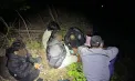 Împușcături la frontiera moldo-română: 12 persoane străine, reținute, iar doi moldoveni - plasați în arest pentru 30 de zile, pentru migrație ilegală. Momentul în care persoanele fug de polițiști - VIDEO