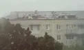 Vremea rea a făcut prăpăd în mai multe raioane din țară: vântul a distrus acoperișul unui bloc de locuit, iar mai multe străzi au rămas inundate - VIDEO