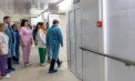Președintele României a ajuns la Galați și i-a vizitat la spital pe mama și copilul care au avut de suferit, după ce drona rusească a căzut în blocul în care locuiesc - VIDEO