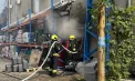 Zeci de pompieri au intervenit ore în șir pentru împiedica extinderea focului, în urma incendiului produs în capitală. IGSU a activat un nivel sporit de intervenție - VIDEO