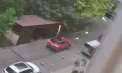 Un automobil a „împușcat” cu focuri de artificii, într-o curte din Chișinău. Momentul în care se deplasează cu viteză - VIDEO