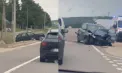Un automobil a ajuns în șanț după ce ar fi fost implicat într-un accident. Imagini surprinse de martori - VIDEO