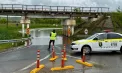 Drumul din Strășeni, în zona podului Negrești, rămâne în continuare închis din cauza inundațiilor. Cu ce recomandări vin polițiștii - VIDEO