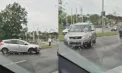 Carambol pe bulevardul Dacia din Chișinău: două automobile s-au ciocnit, iar alte două au fost avariate. O femeie - asistată medical la locul accidentului - VIDEO