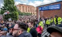 Imaginile care au declanșat proteste în Marea Britanie. Poliția a încătușat și arestat din greșeală un adolescent înjunghiat, în timp ce striga „Nu pot să respir” - VIDEO