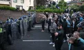 Proteste violente în Southampton după publicarea imaginilor cu un tânăr înjunghiat și încătușat de poliție. Mii de oameni au ieșit în stradă - VIDEO