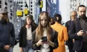 Legislație strictă în Slovacia: Amendă de până la 100 de euro, dacă stai cu ochii in telefon cand traversezi strada