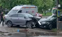 Două mașini s-au lovit puternic frontal pe o stradă din captală. Imagini de la locul impactului - VIDEO