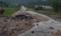 „O ploaie cum demult nu s-a mai văzut”. Imagini de coșmar la Vărzărești: drumuri distruse și acoperite de noroi după potop - VIDEO