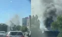Acoperișul unei clădiri de pe strada Pușkin din Chișinău, cuprins de flăcări. Un nor de fum negru - văzut deasupra orașului. Pompierii au intervenit - VIDEO