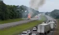 Incendiu spectaculos pe o autostradă din SUA: un camion cu artificii a fost cuprins de flăcări, iar materialele pirotehnice au explodat pe carosabil - VIDEO