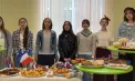 Iarmaroc cu gust de Europa la Dondușeni: elevii strâng fonduri pentru a construi o „bibliotecă vie” în curtea liceului - VIDEO