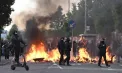 Proteste violente la Belfast după un atac cu cuțitul: sute de oameni au ieșit în stradă, iar manifestațiile au degenerat în confruntări cu forțele de ordine - VIDEO