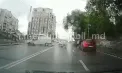 Accident violent pe strada Vasile Lupu din Chișinău. Trei mașini au fost avariate după ce un microbuz ar fi pătruns pe contrasens. Momentul impactului, surprins de o cameră de bord - VIDEO