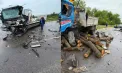 Accident violent la Bălți: doi șoferi au ajuns la spital după o coliziune frontală între două camioane - FOTO