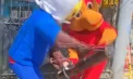 Operațiune spectaculoasă în Peru: polițiști deghizați în mascotele Cupei Mondiale au reținut un traficant de droguri într-o razie inedită - VIDEO