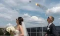Momentul în care o dronă Shahed explodează deasupra unui cuplu care făcea pozele de nuntă, în Ucraina - VIDEO