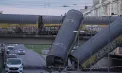 Accident feroviar grav în Munchen: Două vagoane de marfă au căzut de pe un pod, iar o persoană a fost rănită - FOTO