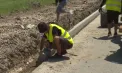Munca nu se oprește nici pe caniculă. Cum rezistă oamenii care lucrează în soare: „Foarte greu, dar ce să facem? Suntem la lucru” - VIDEO 
