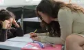  O tânără de 24 de ani, face cursuri de caligrafie, precum și activități de pregătire pentru școală: „Caligrafia nu este doar despre scris, este despre felul cum te simți” - VIDEO
