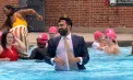 Moment inedit la New York: primarul Zohran Mamdani a inaugurat sezonul estival sărind într-o piscină complet îmbrăcat, în costum și pantofi eleganți - VIDEO