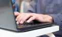 Un tânăr din stânga Nistrului distribuia imagini cu caracter sexual asupra copiilor pe internet: a folosit computerul unui prieten din Chișinău, care l-a găzduit în apartament
