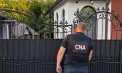 Percheziții CNA la un avocat care ar fi încasat mii de euro pentru escrocherie și trafic de influență. Bărbatul, plasat în izolator