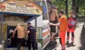 Bărbat care manifesta comportament neadecvat față de copii, reținut de polițiști la Chișinău și internat la un spital specializat - VIDEO