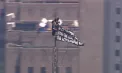 Imagini spectaculoase la New York: un bărbat și o femeie au escaladat antena Empire State Building și au desfășurat un banner despre puterea iubirii - VIDEO