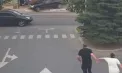Clipe de groază la Durlești: Momentul când o mașină lovește o stație unde se aflau mai multe persoane. Șoferul este căutat de polițiști - VIDEO