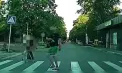 Incident șocant în Tiraspol: o mamă și copilul ei au fost la un pas de a fi spulberați de o mașină care circula cu viteză excesivă. Momentul, surprins de o cameră de bord – VIDEO