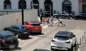 Jaf ca-n filme la Milano: Doi tâlhari au atacat un turist american pentru a-i smulge ceasul, însă camerele de supraveghere și polițiștii aflați la câțiva pași le-au dejucat planul - VIDEO