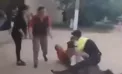 Doi polițiști au fost atacați și trântiți la pământ în timpul unei intervenții la un conflict izbucnit între mai multe persoane. Imaginile au devenit virale - VIDEO