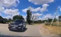 Moment periculos surprins de camera de bord în raionul Orhei: O șoferiță a ieșit pe contrasens în timp ce vira la stânga și a fost la un pas de impact frontal. Poliția a sancționat-o – VIDEO