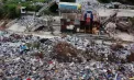 „E dezastru total, e bombă!”: scandal la Porumbeni după descoperirea unei gropi de gunoi ilegale cu deșeuri medicale, plastic și sute de permise de conducere. Localnicii cer demisia primarului - VIDEO