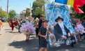„A fost un om care toată viața a făcut bine”: Sute de persoane și-au luat rămas-bun de la baronul romilor Artur Cerari, condus pe ultimul drum cu onoruri și tradiții vechi – VIDEO