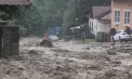 Viitură puternică în Buşteni: mașini luate de apă și trafic blocat pe DN 1. Rupere de nori și în București și Ilfov, a fost emis cod roșu de vijelie - VIDEO