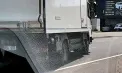 Manevră periculoasă surprinsă pe strada Albișoara din Chișinău: un șofer de camion a trecut peste linia continuă, a intrat pe contrasens și a virat neregulamentar la stânga - VIDEO