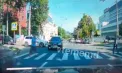 Un pieton, la un pas de a fi lovit în timp ce trecea strada regulamentar. Momentul, surprins de o cameră de bord - VIDEO