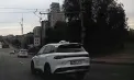 Momentul în care un taxi circulă cu viteză excesivă la culoarea roșie a semaforului pe o stradă din Chișinău: imaginile, publicate pe rețelele sociale – VIDEO