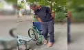 S-au însănătoșit „ca prin minune”: mai multe persoane care ar fi simulat dizabilități pentru a obține bani de la trecători pe străzile capitalei, documentate de polițiști – VIDEO