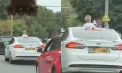 O clipă de neatenție sau iresponsabilitate? Un copil, filmat ieșind prin trapa unei mașini în mers. Ce spune poliția - VIDEO
