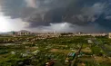 China, lovită de cel mai puternic taifun de la începutul anului: vântul a smuls schele de pe clădiri, a doborât porți și copaci, iar străzile au fost acoperite de resturi